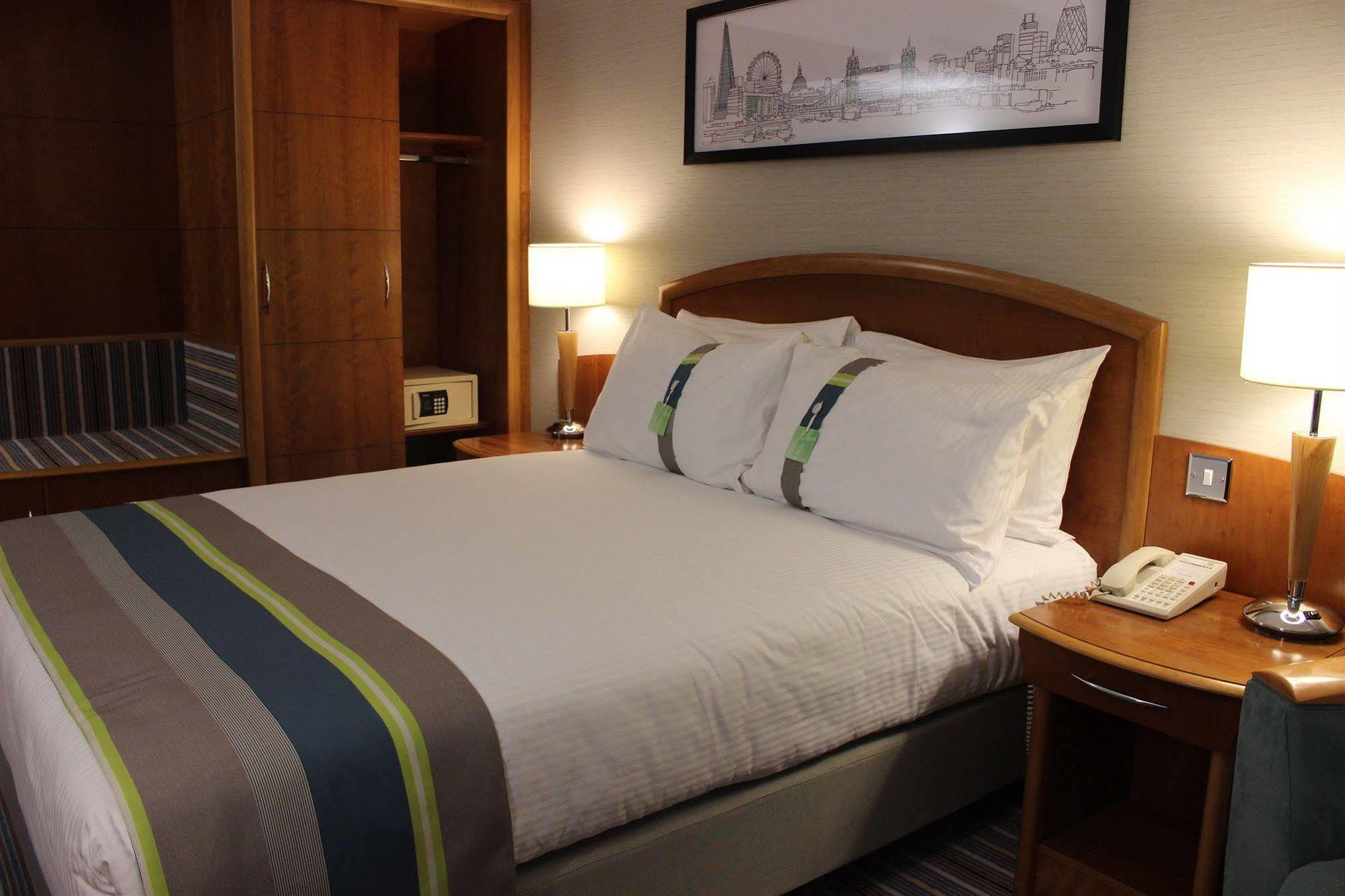 B&B Hotel London Heathrow Slough Extérieur photo